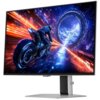 Monitor z dynamiczną grafiką przedstawiającą futurystyczny motocykl na tle kosmicznego krajobrazu z pierścieniem i planetą. Na obudowie widoczne jest logo "SAMSUNG".