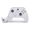 Biały kontroler do gier z kolorowymi przyciskami oznaczonymi literami Y, X, B, A oraz przewodem USB. Na kontrolerze widoczne jest logo Xbox.