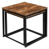 Zestaw stolików kawowych z postarzanym dębowym blatem i czarną metalową ramą, jeden stolik wsunięty pod drugi. Stoliki mają prostokątny kształt i industrialny design.