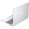Srebrny laptop z widocznym logo "hp" na pokrywie, otwarty pod kątem, ukazujący klawiaturę i touchpad. Na boku obudowy znajdują się porty, a powierzchnia laptopa jest gładka i minimalistyczna.