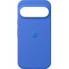 Niebieskie etui z wycięciem na aparat, z widocznym logo "G" na środku. Produkt wykonany jest z gładkiego materiału.