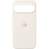 Na zdjęciu widoczne jest porcelanowe etui do telefonu z dużym otworem na aparat oraz literą "G" umieszczoną centralnie. Etui ma zaokrąglone rogi i jednolitą, jasną powierzchnię.