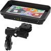 Czarny tablet z wyświetlaczem pokazującym ikony aplikacji takich jak Phone, Music, Maps, Messages, Podcasts i Audiobooks, z widocznymi złączami oznaczonymi jako MIC, CARD, SIM, TYPE-C, AV1, AV2. Obok tabletu znajduje się czarny uchwyt montażowy.