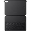 Na zdjęciu widoczny jest czarny tablet z klawiaturą, na której znajdują się standardowe klawisze QWERTY. Na obudowie tabletu znajduje się napis "Designed by Huawei".
