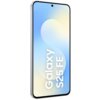 Smartfon z wyświetlaczem o zaokrąglonych rogach, na ekranie widoczny gradient w odcieniach niebieskiego i żółtego oraz napis "Galaxy S25 FE". Obudowa urządzenia jest w kolorze srebrnym.