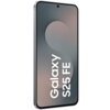 Smartfon z dużym ekranem, na którym widoczny jest napis "Galaxy S25 FE". Urządzenie ma cienkie ramki i centralnie umieszczoną kamerę przednią.