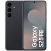 Czarny smartfon z trzema obiektywami aparatu z tyłu i wyświetlaczem z przodu, na którym widnieje napis "Galaxy S25 FE". Na obudowie z tyłu znajduje się logo "SAMSUNG".