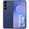 Granatowy smartfon z trzema aparatami z tyłu i wyświetlaczem z napisem "Galaxy S25 FE" na ekranie. Na obudowie widoczne jest logo "SAMSUNG".
