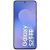 Smartfon z wyświetlaczem w kolorze niebieskim, na którym widnieje biały napis "Galaxy S25 FE". Na górze ekranu znajduje się mały otwór na kamerę.