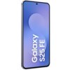 Smartfon z dużym ekranem, na którym widnieje napis "Galaxy S25 FE" na niebieskim tle. Urządzenie ma cienkie ramki i centralnie umieszczoną kamerę przednią.