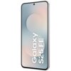 Smartfon z dużym wyświetlaczem, na którym widnieje napis "Galaxy S25 FE" na tle gradientu w odcieniach niebieskiego i różowego. Obudowa urządzenia jest biała, a na ekranie znajduje się centralnie umieszczona kamera.