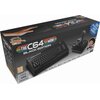 Pudełko z produktem "The C64 Mini Black Edition" przedstawia miniaturową wersję komputera z joystickiem, z kolorowym logo i napisem "THE WORLD'S BEST SELLING MINI HOME COMPUTER". Na opakowaniu widnieje informacja o 25 nowych grach oraz oznaczenie wiekowe 