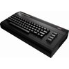 Czarna konsola w stylu retro z klawiaturą, posiadająca logo "C64" z kolorowym paskiem na górze obudowy. Na obudowie widoczny jest czerwony wskaźnik świetlny.