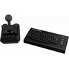 Na zdjęciu znajduje się czarna konsola z klawiaturą oraz joystickiem. Na konsoli widoczny jest napis "C64".