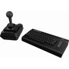 Na zdjęciu znajduje się czarna konsola z klawiaturą oraz joystickiem. Klawiatura ma klasyczny układ z widocznymi klawiszami funkcyjnymi, a joystick posiada przyciski i gałkę sterującą.