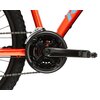 Na zdjęciu widoczny jest fragment roweru górskiego z pomarańczową ramą i czarnym mechanizmem korbowym, z łańcuchem biegnącym przez zębatki. Na ramie znajduje się niebieski napis, a opona ma wyraźny bieżnik.