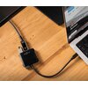 Na zdjęciu znajduje się czarny hub USB marki FIXED podłączony do laptopa, z dwoma wpiętymi pendrive'ami. Na ekranie laptopa widoczna jest strona internetowa z tekstem "Ultradolná skla Armor".