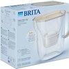 Opakowanie produktu "Dzbanek filtrujący BRITA Style Essential Piaskowy + Wkład Maxtra Pro Pure Performance" przedstawia przezroczysty dzbanek z piaskową pokrywką i uchwytem. Na opakowaniu widnieje logo BRITA oraz informacje o pojemności 2,4 L, technologii