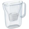Przezroczysty dzbanek filtrujący z białym wkładem, posiada uchwyt i pokrywkę z widocznym logo "BRITA". Na pokrywce znajduje się mały zielony wskaźnik.