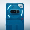 Niebieski smartfon z widocznym tyłem, na którym znajdują się trzy obiektywy aparatu oraz świecące elementy w kształcie okręgów i linii. Obudowa ma nowoczesny, minimalistyczny design z widocznymi śrubkami i detalami konstrukcyjnymi.