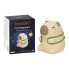 Na zdjęciu znajduje się lampka nocna w kształcie kapibary oraz jej opakowanie. Na opakowaniu widnieje napis: "innoGIO GIOcapybara Silicone Night Light" oraz oznaczenie "soft silicone".