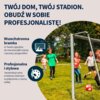 Na zdjęciu widoczna jest bramka do piłki nożnej na trawniku, a obok niej bawią się dzieci. Tekst na zdjęciu brzmi: "TWÓJ DOM, TWÓJ STADION. OBUDŹ W SOBIE PROFESJONALISTĘ! Wszechstronna bramka w Twoim ogrodzie, do meczów piłki nożnej i ręcznej z przyjaciół
