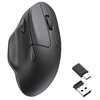 Czarna mysz komputerowa o ergonomicznym kształcie z widocznymi przyciskami i rolką przewijania, obok której znajdują się dwa adaptery USB. Produkt jest przedstawiony na białym tle.