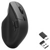 Czarna mysz komputerowa o ergonomicznym kształcie z widocznymi przyciskami i rolką przewijania, obok której znajdują się dwa adaptery: USB-C i USB-A. Produkt nie posiada widocznych napisów ani logo.