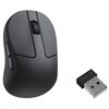 Czarna mysz komputerowa z dwoma przyciskami i rolką, obok której znajduje się mały odbiornik USB. Mysz ma gładką powierzchnię i dodatkowy przycisk boczny.