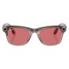 Przeźroczyste okulary przeciwsłoneczne z różowymi soczewkami i delikatnym, ciepłym odcieniem oprawek. Na lewej soczewce widoczne jest białe logo "Ray-Ban".