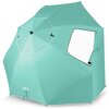 Zielony parasol plażowy NILS CAMP NC17114 2w1 XXL o średnicy 240 cm, z widocznym logo "NILS" na materiale. Parasol ma zintegrowane okno z białą siatką oraz dodatkowe zapięcia i uchwyty.
