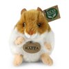 Pluszowa maskotka w kształcie chomika z brązowo-białym futerkiem, z metką z napisem "ECO FRIENDLY RAPPA ORIGINAL" oraz okrągłą naszywką z napisem "RAPPA EXCLUSIVE COLLECTION".