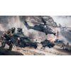 Na zdjęciu widać dynamiczną scenę z gry "Battlefield 6" na PS5, przedstawiającą żołnierzy w akcji na skalistym terenie z pojazdami wojskowymi i helikopterem. W tle unoszą się kłęby dymu, a na ziemi widać eksplozje.
