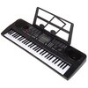 Czarny keyboard z białymi i czarnymi klawiszami, posiadający wyświetlacz oraz liczne przyciski funkcyjne na panelu. Nad klawiaturą znajduje się stojak na nuty, a po bokach widoczne są dwa głośniki.