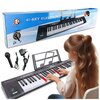 Na zdjęciu znajduje się elektroniczny keyboard z 61 klawiszami, obok którego leży mikrofon, zasilacz i przewód. W tle widoczne jest opakowanie z napisem "61-Key Electronic Keyboard" oraz logo z literą "M".
