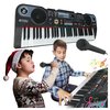 Na zdjęciu widoczny jest keyboard z napisem "Sound Master" oraz "Bass Boost System", a także mikrofon. Obok instrumentu znajdują się kolorowe nuty i dwójka dzieci, z których jedno trzyma mikrofon, a drugie gra na keyboardzie.