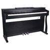 Czarne pianino cyfrowe z widoczną klawiaturą i trzema pedałami na dole. Instrument ma elegancką, prostą obudowę z delikatnie zaokrąglonymi krawędziami.