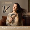 Kobieta używa suszarko-lokówki, a obok widoczna jest grafika z napisem "300 000 000 jonów ujemnych na cm³". Na dole zdjęcia znajduje się tekst: "Wygładzanie i połysk wspomagane jonami".