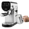 Na zdjęciu znajduje się srebrny ekspres do kawy z czarnym panelem sterowania, na którym widoczne są ikony i napisy: "1-cup", "2-cup", "Steam Milk". Obok ekspresu widoczna jest ręka trzymająca metalowy dzbanek z mlekiem, pod dyszą spieniającą.
