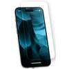 Na zdjęciu znajduje się smartfon z nałożonym szkłem hartowanym, które jest lekko uniesione, ukazując jego przezroczystość. Ekran telefonu wyświetla abstrakcyjną grafikę w odcieniach niebieskiego.