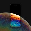Na zdjęciu widoczny jest smartfon z kolorowym, abstrakcyjnym wzorem na ekranie, przypominającym powierzchnię planety. Tło jest ciemne, a w dolnej części zdjęcia znajduje się powiększony fragment tego samego wzoru.