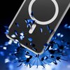 Przezroczyste etui na telefon z widocznym okrągłym wzorem i napisem "SAMSUNG" unosi się nad niebieskimi, rozpraszającymi się fragmentami. Tło jest ciemne, z efektem świetlnym podkreślającym dynamiczny wygląd.