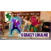 Na zdjęciu znajduje się kolorowa scena z gry "Just Dance 2026" na konsolę Nintendo Switch, z widocznym napisem "DO 6 GRACZY LOKALNIE" oraz logo "Just Dance 2026 Edition" w lewym dolnym rogu. W tle widać wnętrze pokoju z półkami pełnymi książek i roślinami
