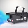 Czarna wytwornica dymu z napisem "FM 500 LED" oraz logo "LIGHT4ME" emituje niebieski dym. Na urządzeniu widoczne są trzy kolorowe diody: niebieska, zielona i czerwona.