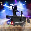 Na zdjęciu znajduje się wytwornica dymu z napisem "FM 500 LED" oraz logo "Light4Me", emitująca kolorowe światła i dym. Obok urządzenia leży pilot z czterema przyciskami i anteną, a w tle widoczne są kolorowe reflektory sceniczne.
