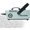 Na zdjęciu znajduje się wytwornica śniegu z napisem "LIGHT4ME" oraz "SM 600W" na obudowie. Urządzenie jest w kolorze szarym, z czarnym uchwytem i widocznym otworem, z którego wydobywa się sztuczny śnieg.