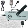 Na zdjęciu znajduje się wytwornica śniegu z napisem "LIGHT4ME SM 600W", obok której widoczne są przewody zasilające oraz pilot zdalnego sterowania. W dolnej części zdjęcia widać efekt w postaci sztucznego śniegu.