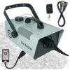 Na zdjęciu znajduje się wytwornica śniegu z napisem "LIGHT4ME SM 600W", z uchwytem na górze i otworami wentylacyjnymi po bokach. Obok urządzenia widoczne są pilot zdalnego sterowania, kabel zasilający oraz śnieg w tle.