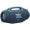 Na zdjęciu znajduje się niebieski głośnik mobilny z dużym logo "JBL" na przodzie. Głośnik ma zaokrąglony kształt z wbudowanym uchwytem na górze oraz widocznymi przyciskami sterującymi.