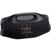 Czarny głośnik mobilny z widocznym logo "JBL" na przodzie, posiada uchwyt na górze oraz przyciski sterujące, w tym włącznik, Bluetooth i inne ikony. Na górnej części obudowy znajduje się napis "BOOMBOX 4".